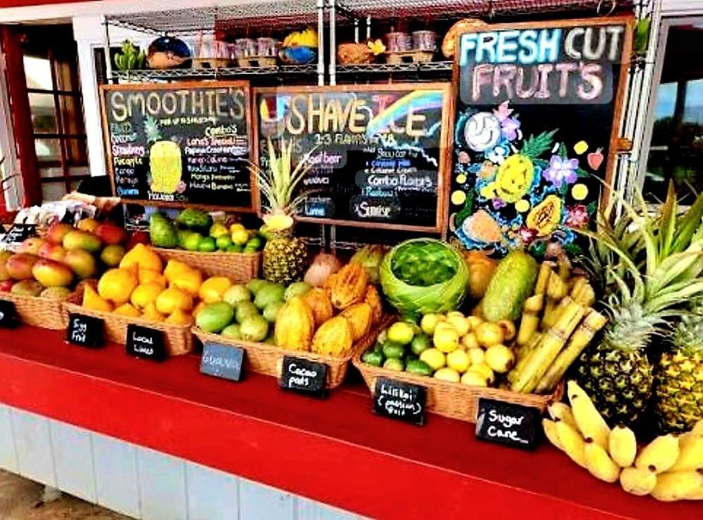 North Shore fruit stand with pineapples and smoothies